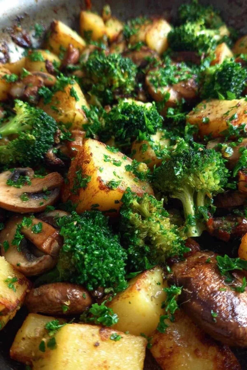 Brokkoli Kartoffel Pfanne mit Pilzen - Gesund &amp; Lecker