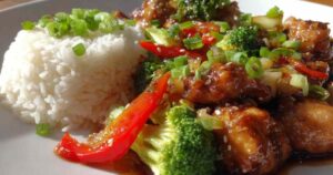 Hähnchen wird in Pfanne mit Teriyaki-Sauce gebraten