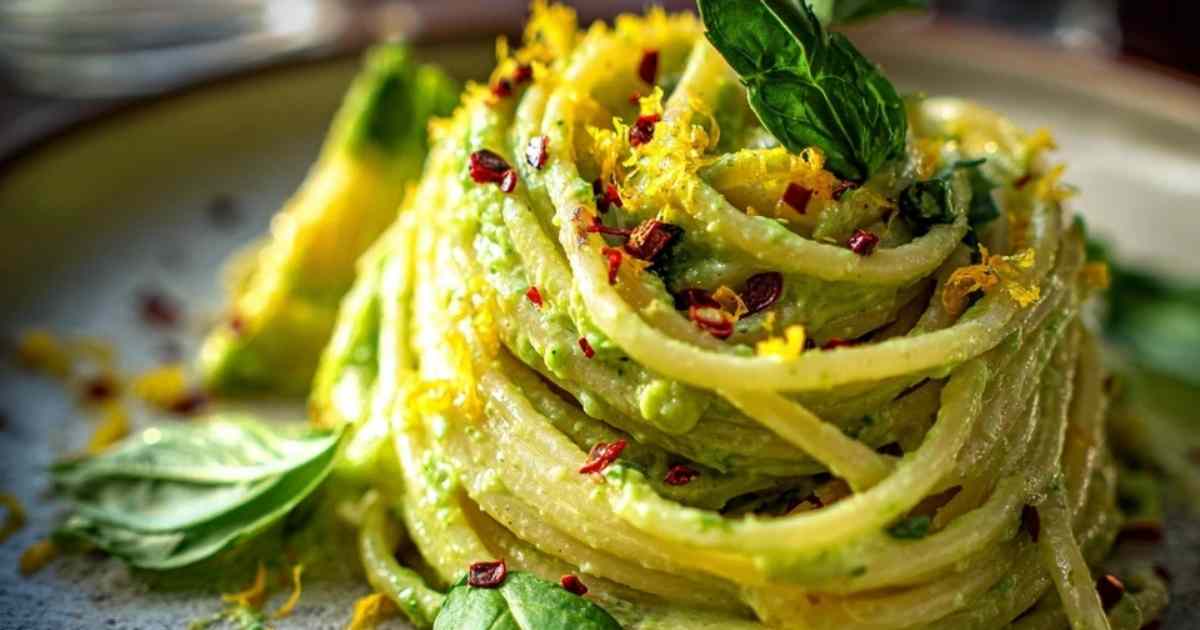 Grüne Avocado-Sauce wird im Mixer zubereitet für Pasta