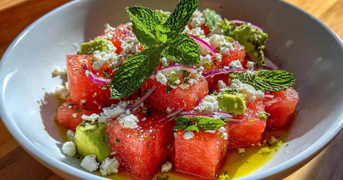 Honing-mosterddressing wordt over een gelaagde maaltijdsalade gegoten.