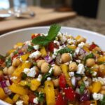 Detailopname van de ingrediënten in de kikkererwtensalade.