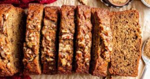 Saftiges Bananenbrot geschnitten auf Holzbrett