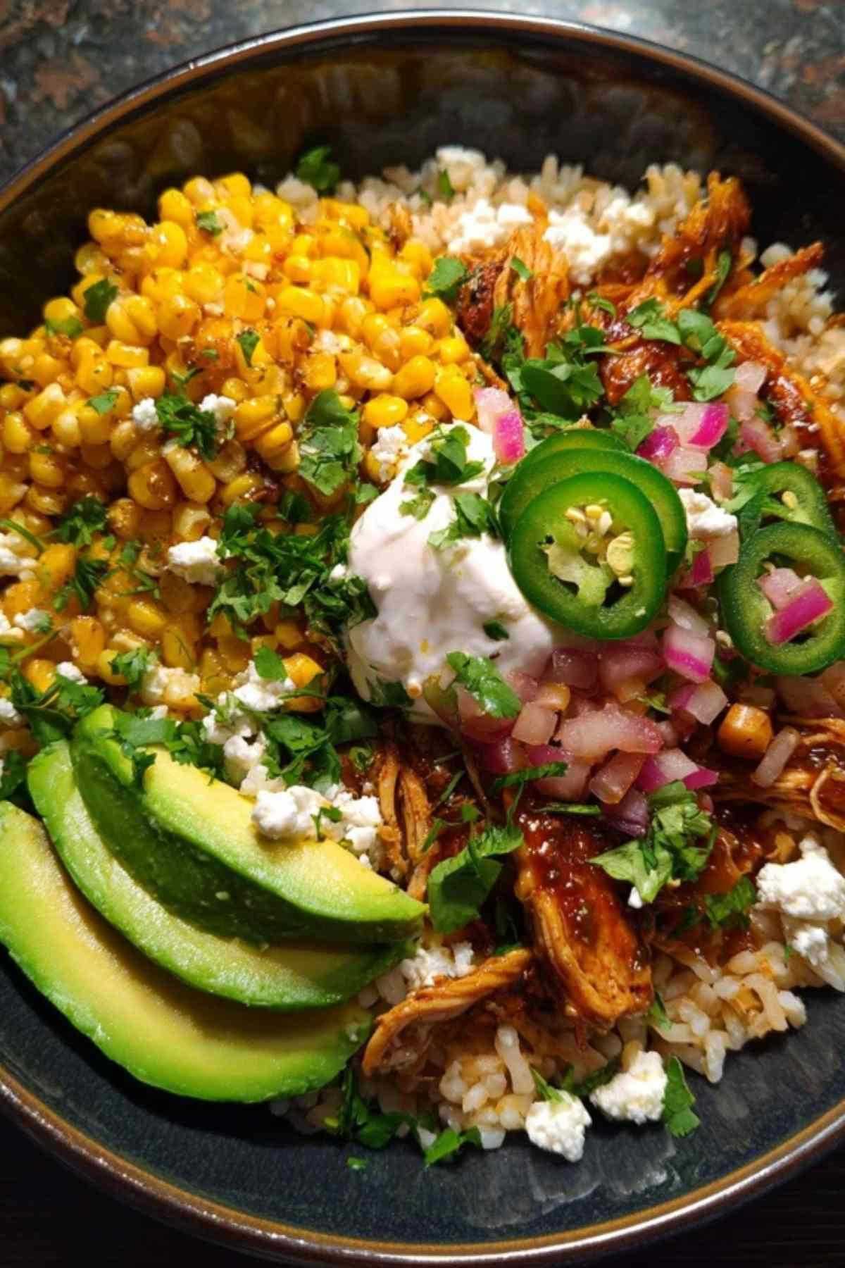Goldene Street Corn Salsa mit Koriander und Jalapeños