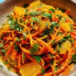 Ingrediënten voor de wortelsalade: verse wortelen, sinaasappels, olijfolie, komijn en koriander.