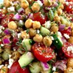 Mediterraner Kichererbsensalat in Schüssel servierfertig