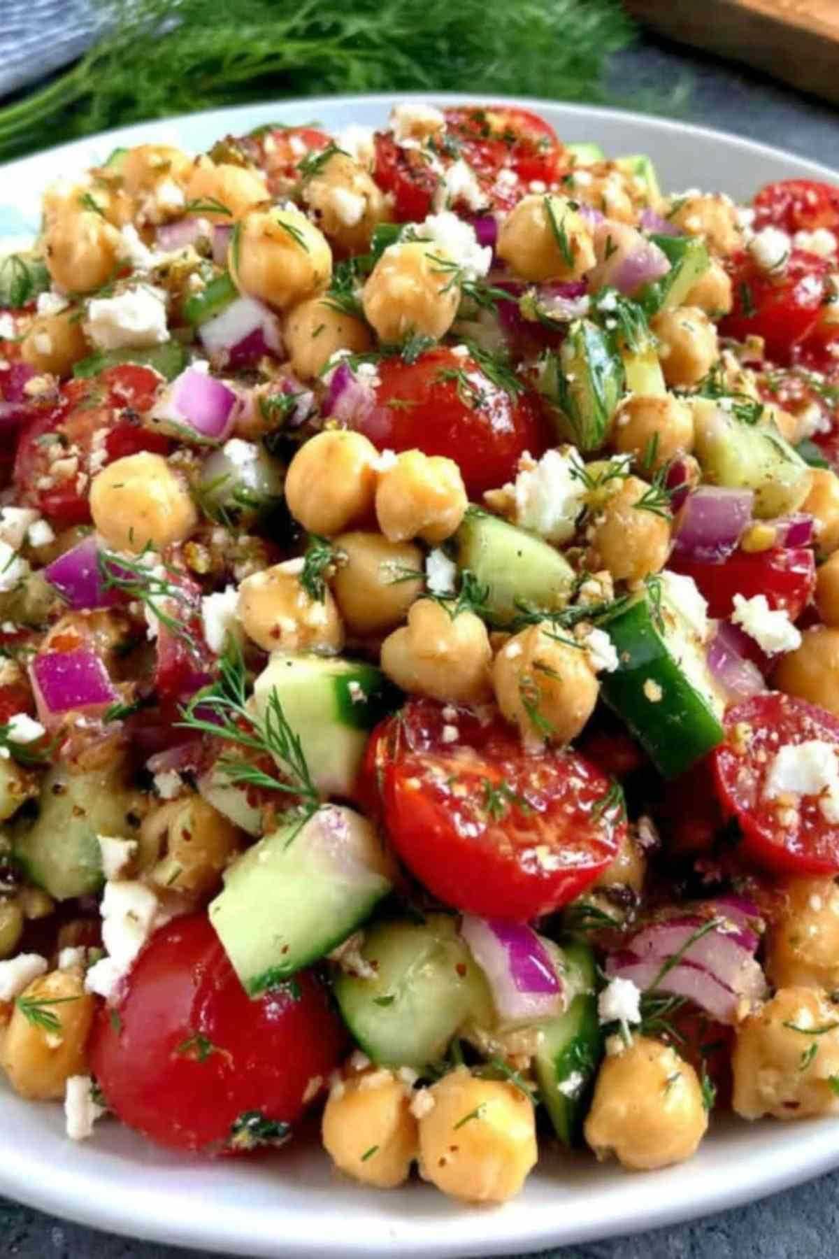 Mediterraner Kichererbsensalat in Schüssel servierfertig