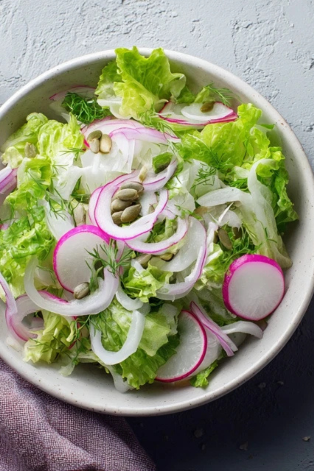 Yum Yum Salat Zutaten arrangiert mit Instantnudeln, Chinakohl und Nüssen