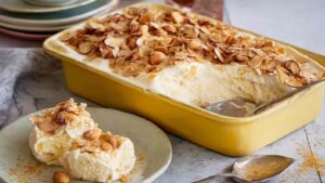 Bienenstich Tiramisu in rechteckiger Auflaufform mit goldbraunem Mandel-Topping