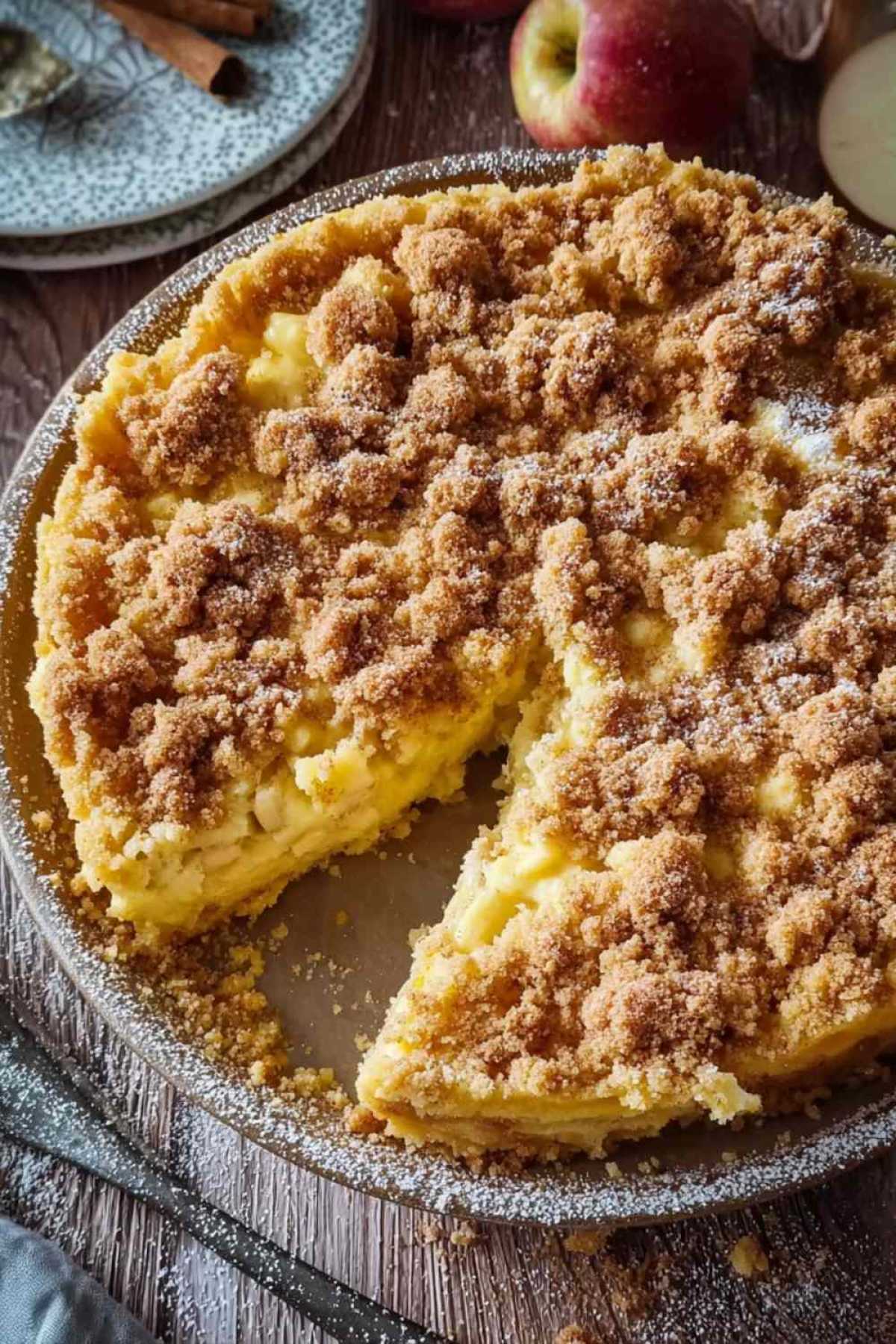 Apfelkuchen mit Pudding und Zimtstreuseln frisch aus dem Ofen mit goldbraunen Streuseln