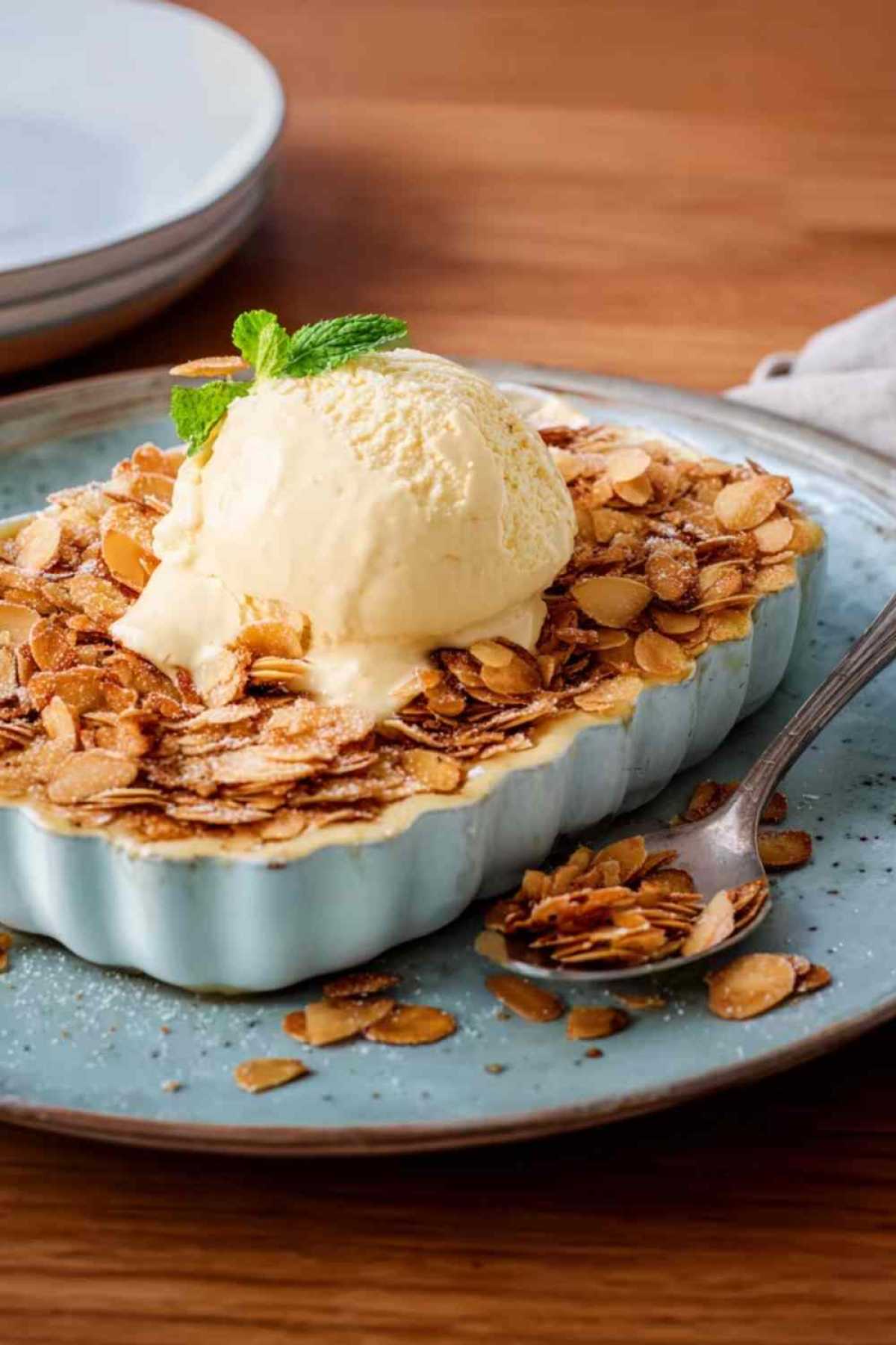 Bienenstich Tiramisu in rechteckiger Auflaufform mit goldbraunem Mandel-Topping