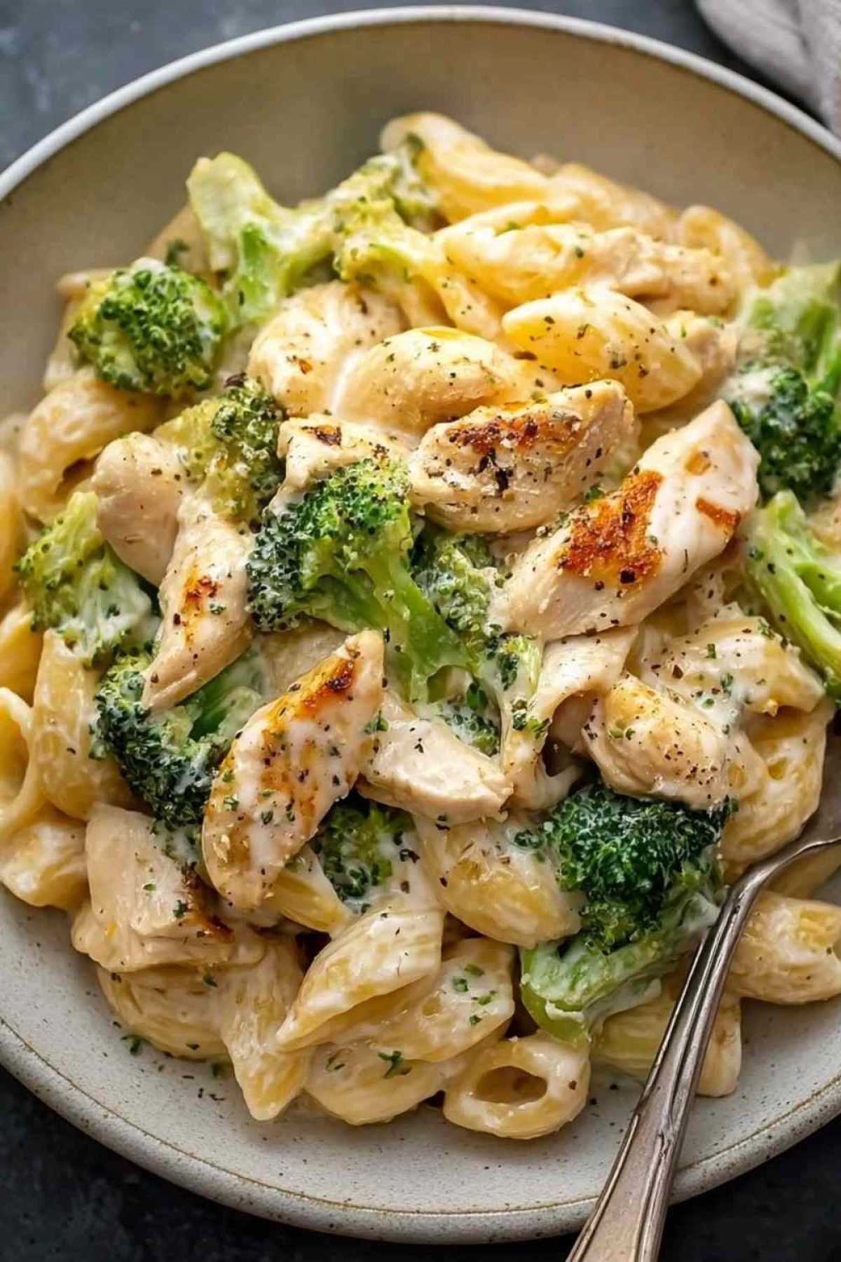 Cremige Hähnchen-Brokkoli-Pasta mit goldbraunem Hähnchen und grünem Brokkoli in käsiger Sauce