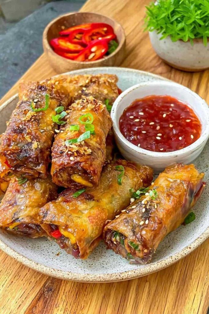 Crispy Frühlingsrollen Airfryer goldbraun knusprig im Korb während des Backens