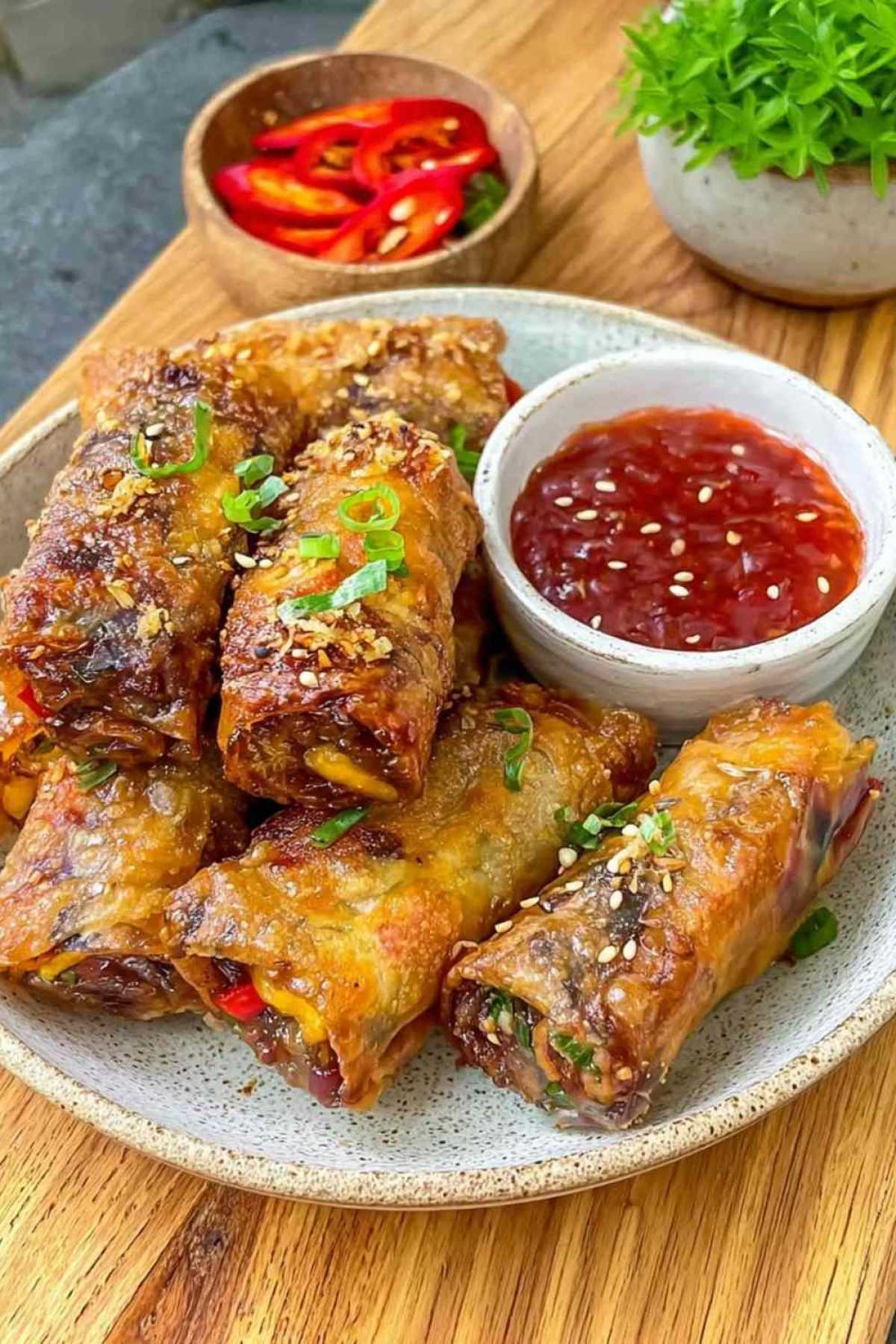 Crispy Frühlingsrollen Airfryer goldbraun knusprig im Korb während des Backens