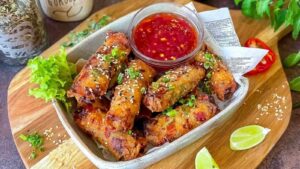 Crispy Frühlingsrollen Airfryer goldbraun knusprig im Korb während des Backens