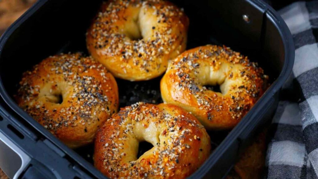 Bagels aus der Heißluftfritteuse mit Sesam und Mohn auf einem Holzbrett