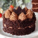 Einfache Schokotorte mit glänzender Schokoladenglasur auf Tortenplatte