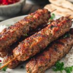 Fertige Türkische Hackfleisch-Spieße serviert mit Fladenbrot und Joghurt-Dip