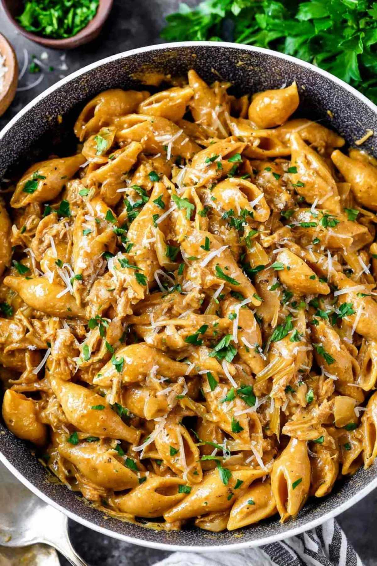 French Onion Pasta mit geschmolzenem Käse und karamellisierten Zwiebeln im großen Topf