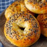 Bagels aus der Heißluftfritteuse mit Sesam und Mohn auf einem Holzbrett