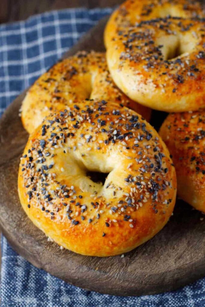Bagels aus der Heißluftfritteuse mit Sesam und Mohn auf einem Holzbrett