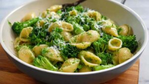 Leichte und gesunde Brokkoli-Nudeln in cremiger Sauce mit Parmesan in der Pfanne