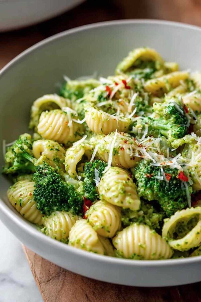 Leichte und gesunde Brokkoli-Nudeln in cremiger Sauce mit Parmesan in der Pfanne