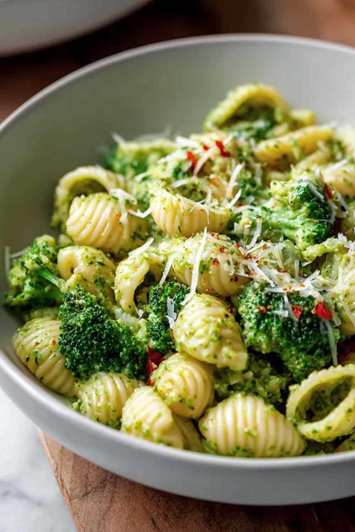 Leichte und gesunde Brokkoli-Nudeln in cremiger Sauce mit Parmesan in der Pfanne