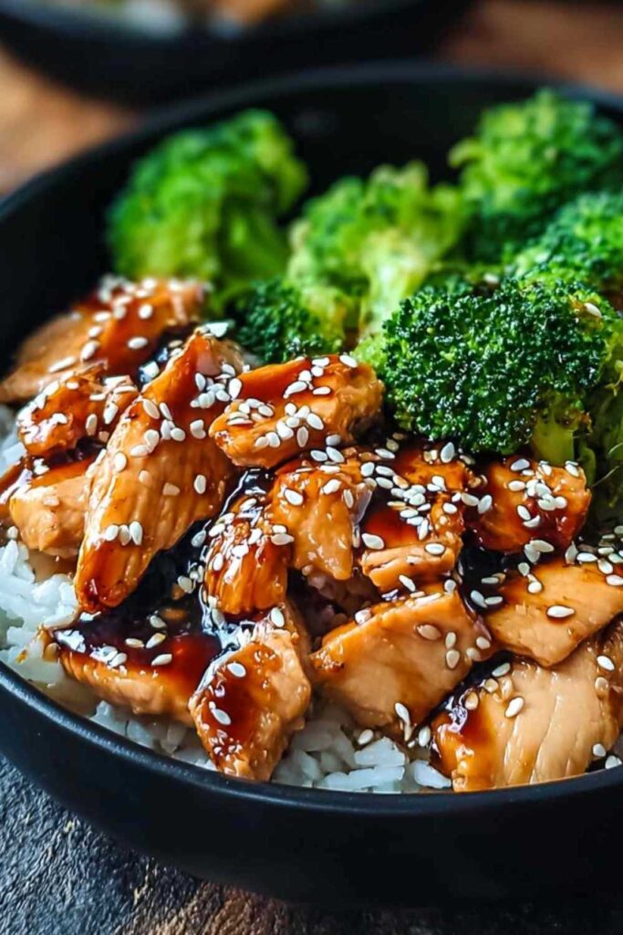 Gesundes Chicken Teriyaki mit Brokkoli wird in einer Pfanne gebraten