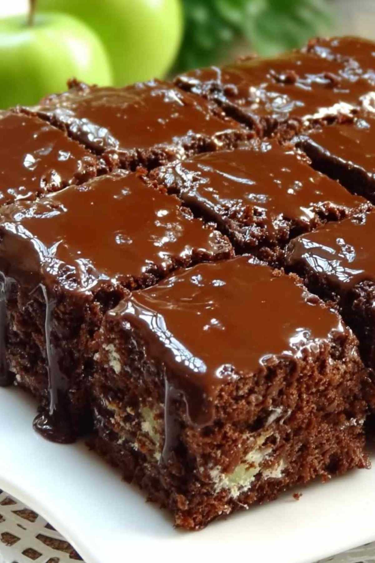 Himmel im Mund Kuchen mit glänzender Schokoladenglasur auf weißem Teller servierfertig