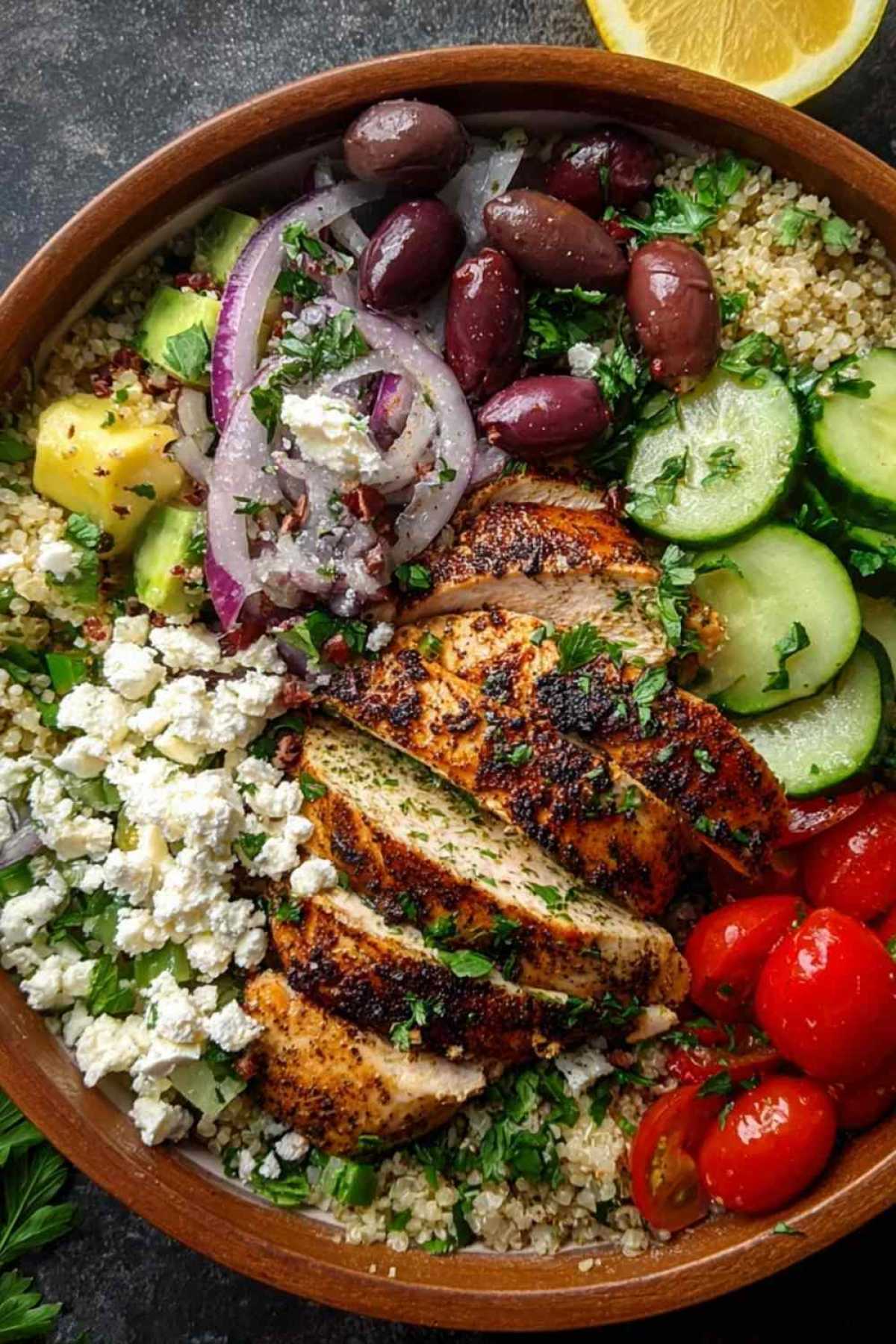 Nährstoff Bowl mit Tahini Joghurt Dressing gefüllt mit geröstetem Blumenkohl und Karotten