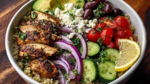 Nährstoff Bowl mit Tahini Joghurt Dressing gefüllt mit geröstetem Blumenkohl und Karotten