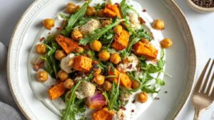 Mediterrane Hähnchen-Bowl mit Quinoa, Hähnchen, Feta und frischem Gemüse in weißer Schüssel