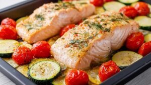 Fertiger Ofenlachs mit Tomaten und Zucchini goldbraun gebacken und servierfertig