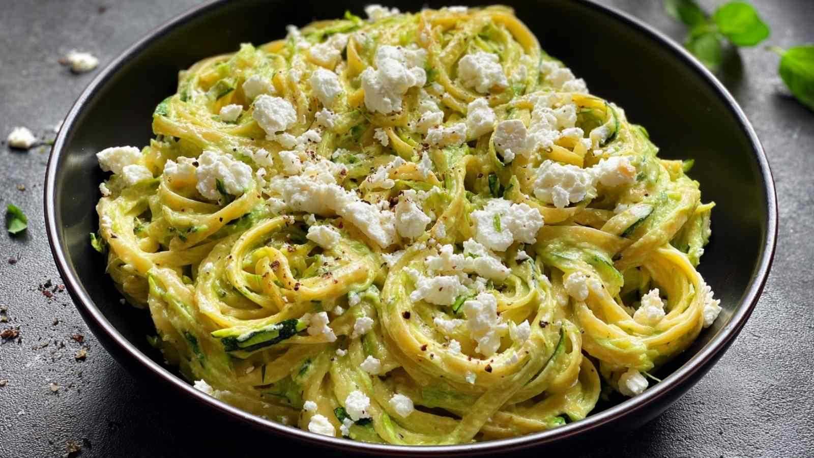 Pasta in Zucchini-Sauce mit Fetakäse cremig angerichtet in der Pfanne