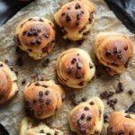 10-Minuten Schoko-Brötchen mit goldbrauner Oberfläche und sichtbaren Schokotropfen frisch aus dem Airfryer