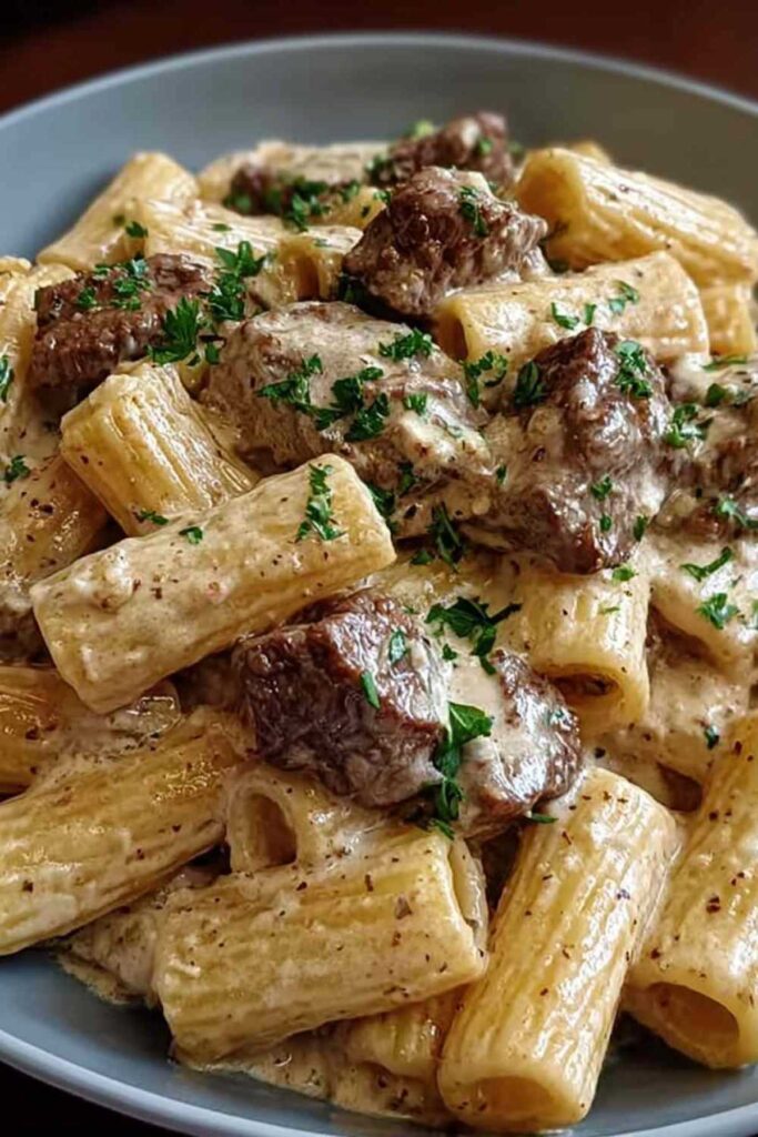 Cremiges Parmesan Rindfleisch mit Rigatoni