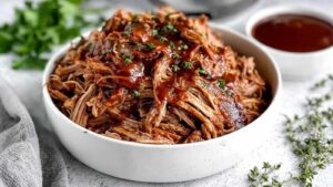 Marinierte Schweineschulter mit Gewürzen in Heißluftfritteuse für Pulled Pork