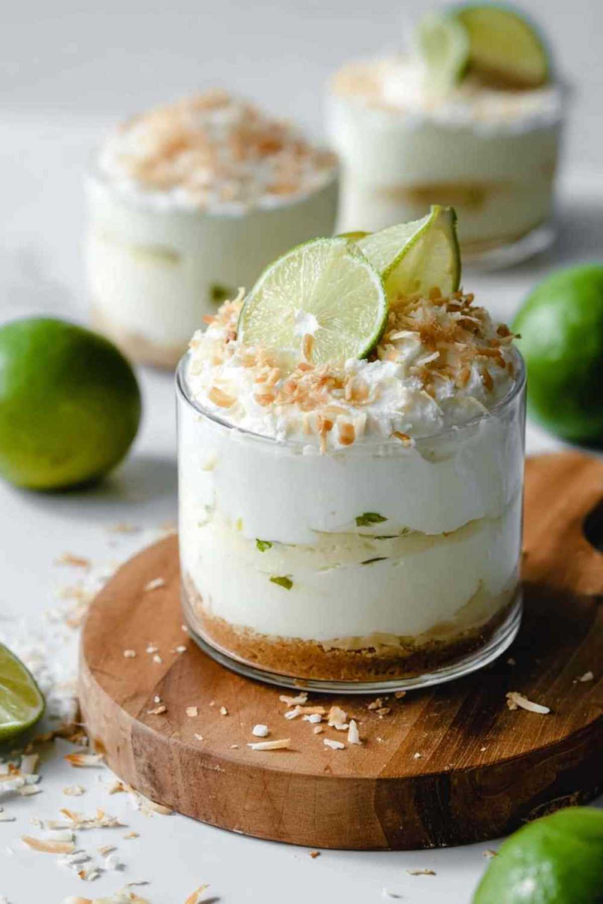 Schnelles Limetten-Mousse in Gläsern geschichtet mit Keksbröseln und Limettenscheiben