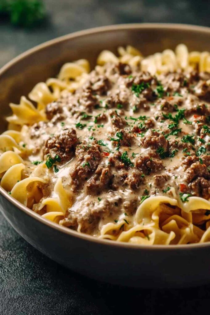Rinderhack Stroganoff mit Champignons und cremiger Sauerrahm-Soße in einer großen Pfanne