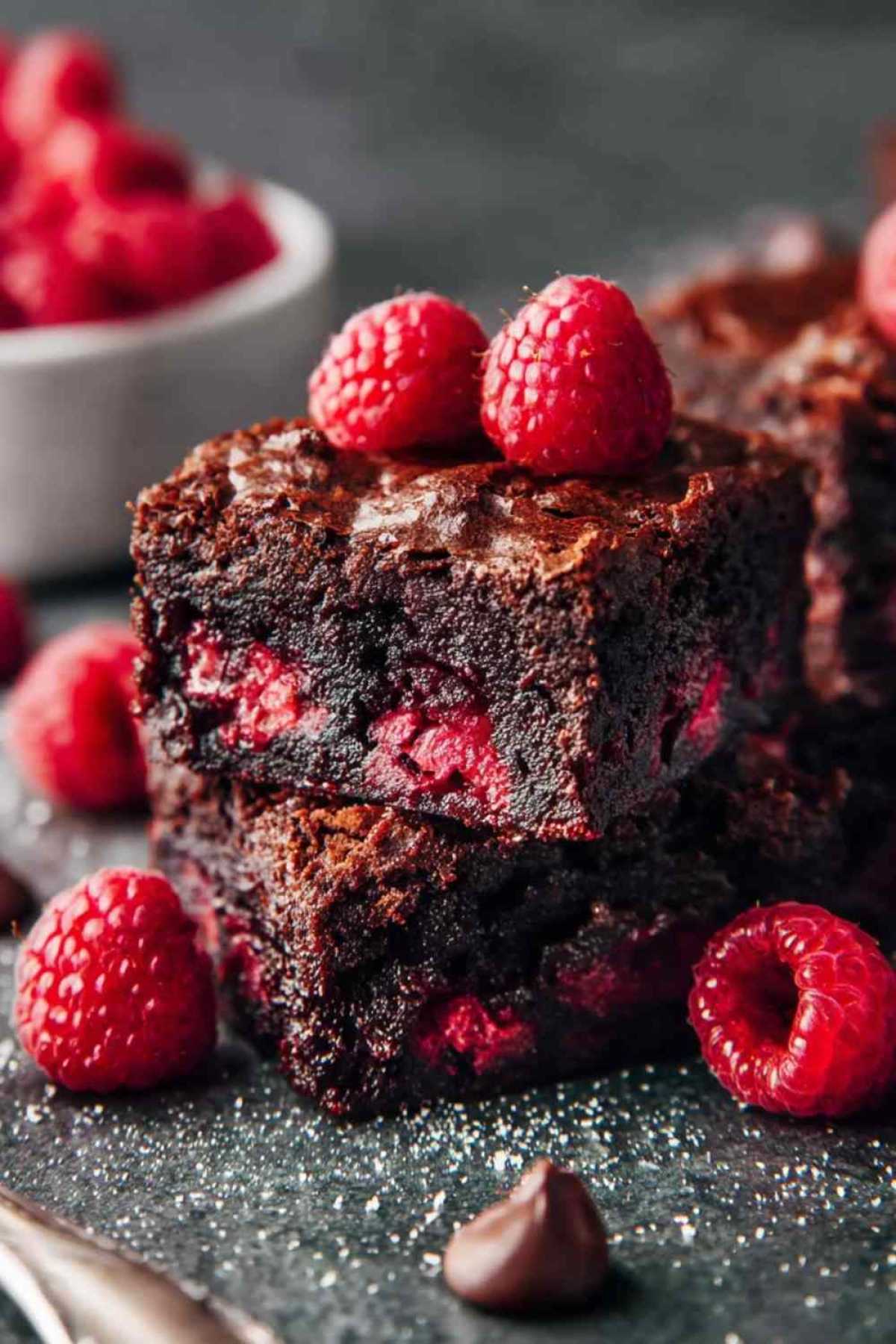 Frisch gebackene vegane Himbeer-Brownies auf Kühlgitter mit sichtbaren Himbeeren