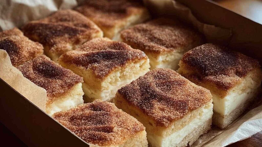 Zimt-Käsekuchen mit marmorierter Oberfläche frisch aus dem Ofen auf weißem Kuchenteller