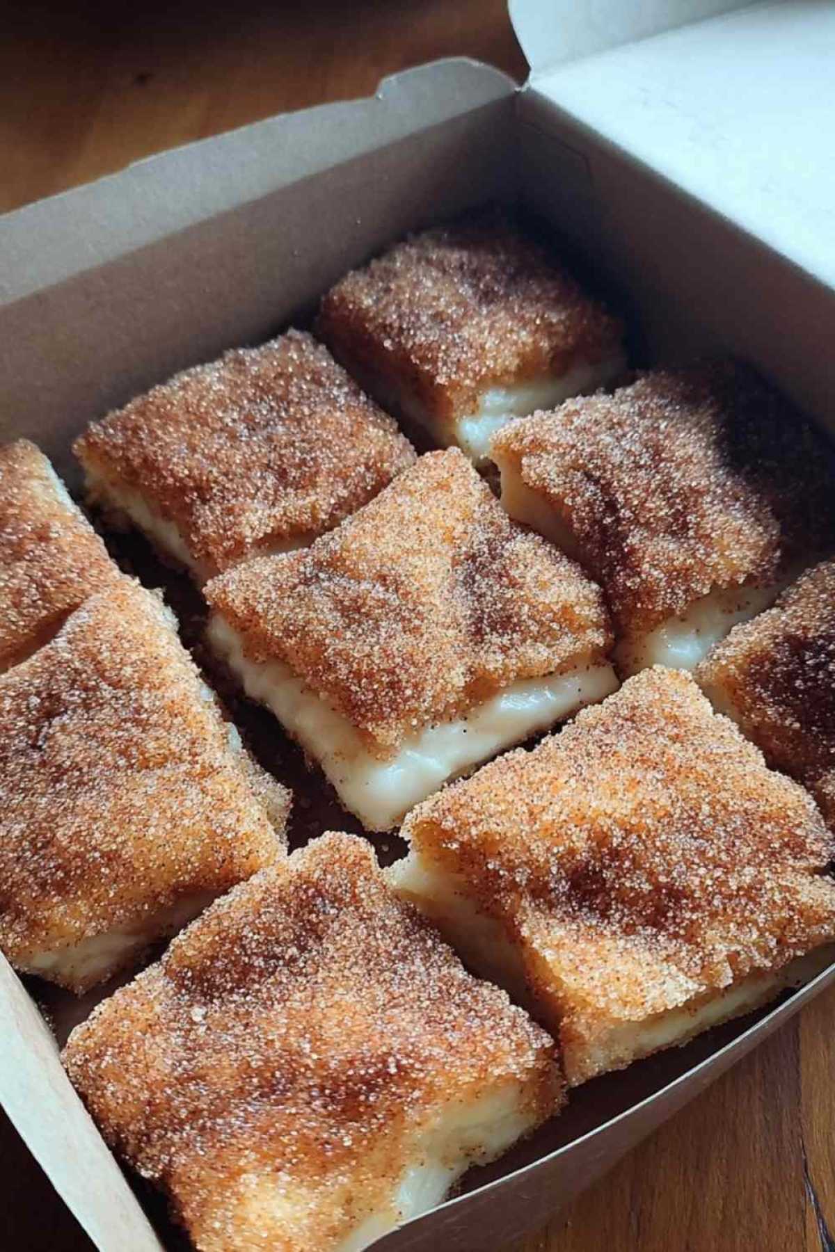 Zimt-Käsekuchen mit marmorierter Oberfläche frisch aus dem Ofen auf weißem Kuchenteller