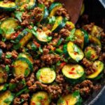 Zucchini Hackfleisch Pfanne mit goldbraunem Hackfleisch und zarten Zucchiniwürfeln in aromatischer Soße