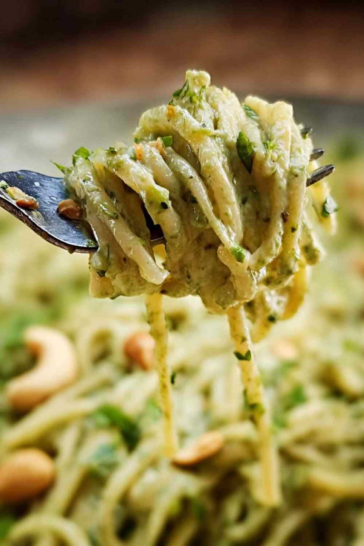 Cremiges Zucchini Pesto mit Spaghetti garniert mit Parmesan und frischer Petersilie