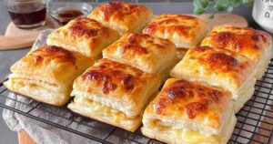 Fertige Blätterteig-Happen mit Schinken und Käse