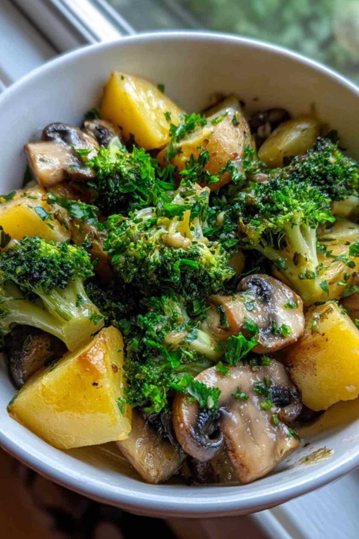 Brokkoli Kartoffel Champignon Pfanne in schwarzer Pfanne