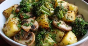 Person serviert Brokkoli Kartoffel Pfanne auf Tellern