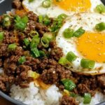 Bulgogi mit Hackfleisch brutzelt in der Pfanne mit Frühlingszwiebeln und Sesam