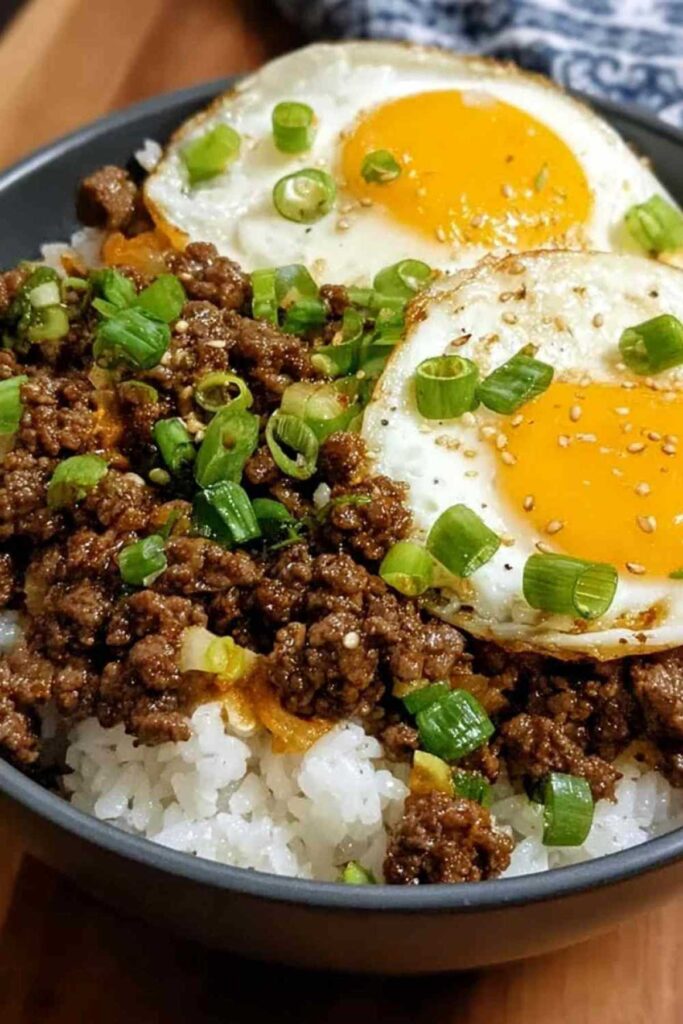 Bulgogi mit Hackfleisch brutzelt in der Pfanne mit Frühlingszwiebeln und Sesam