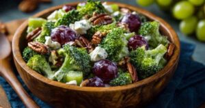 Brokkoli-Salat Zubereitung mit blanchierten Brokkoli-Röschen und cremigem Dressing